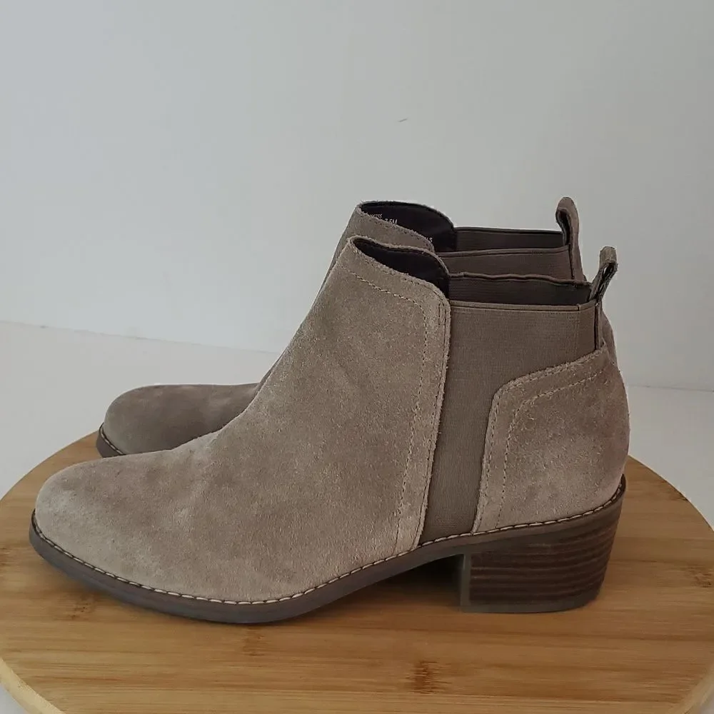 Me Too Womens Zarita 14 Taupe Suede Booties Ankle Boots Shoes 7.5M